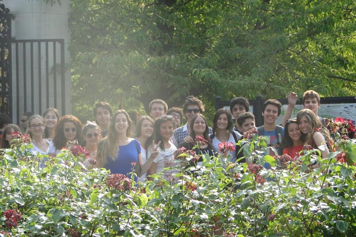 un gruppo di persone in piedi davanti ad alcuni fiori