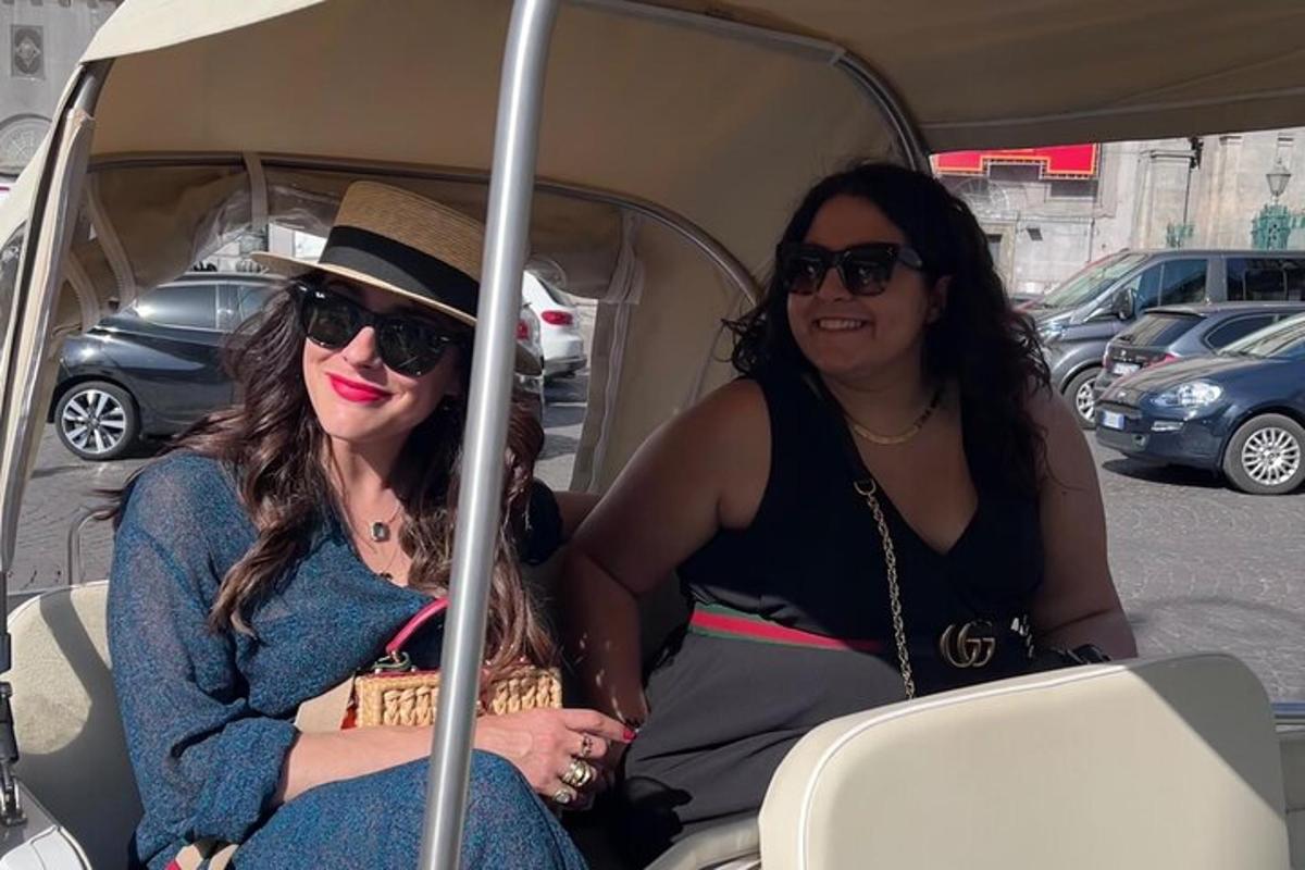 duas mulheres estão andando em um carrinhoneauneauneauneau