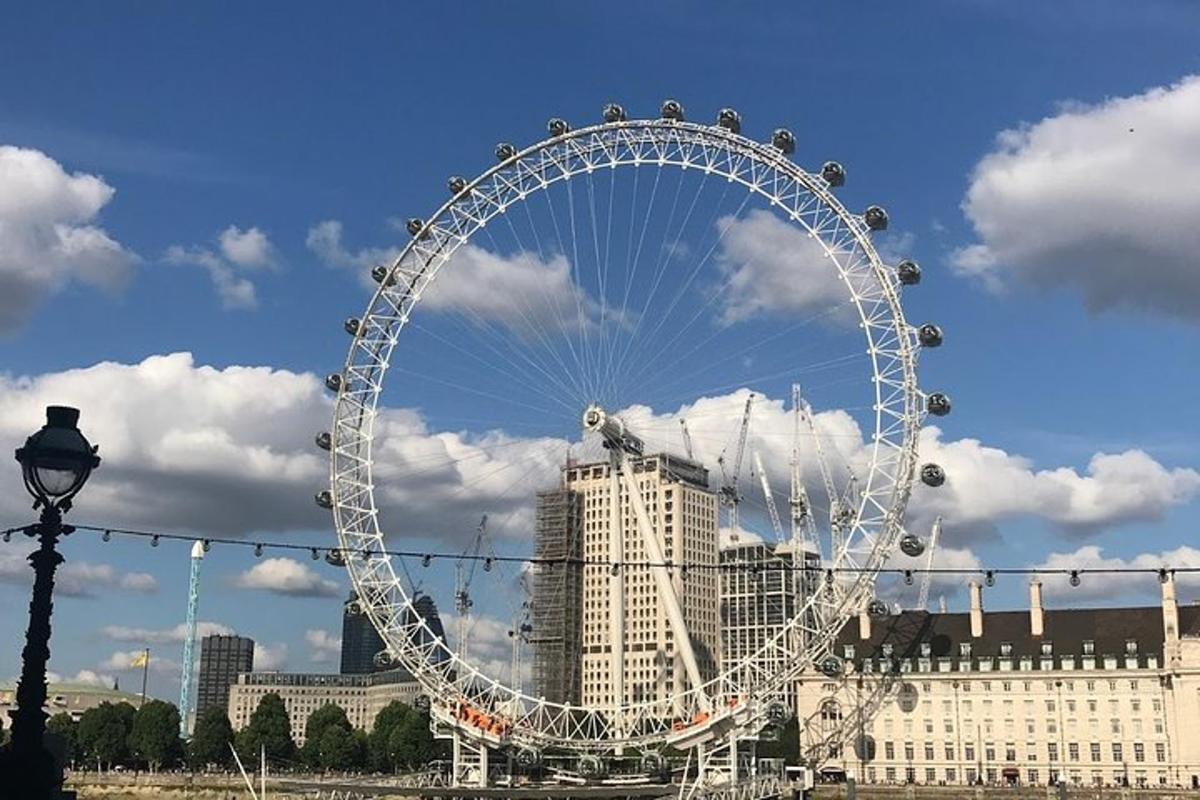 una grande ruota panoramica di fronte a una città