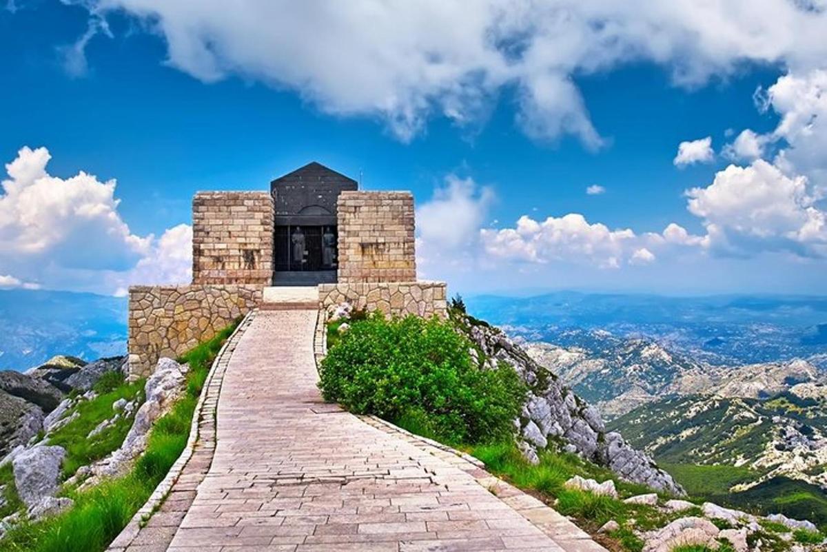 un sentiero di pietra che conduce a un edificio su una montagna