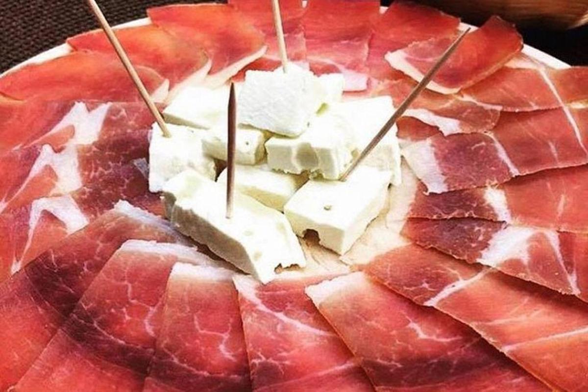 一盘有肉和奶酪的食物