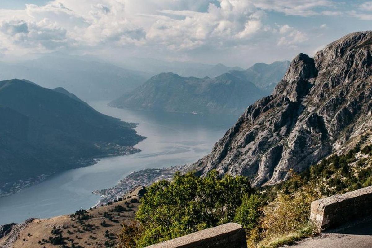 una vista di uno specchio d'acqua da una montagna