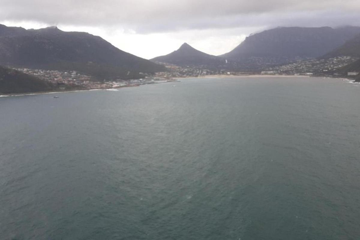una vista aèria d'una gran massa d'aigua amb muntanyes