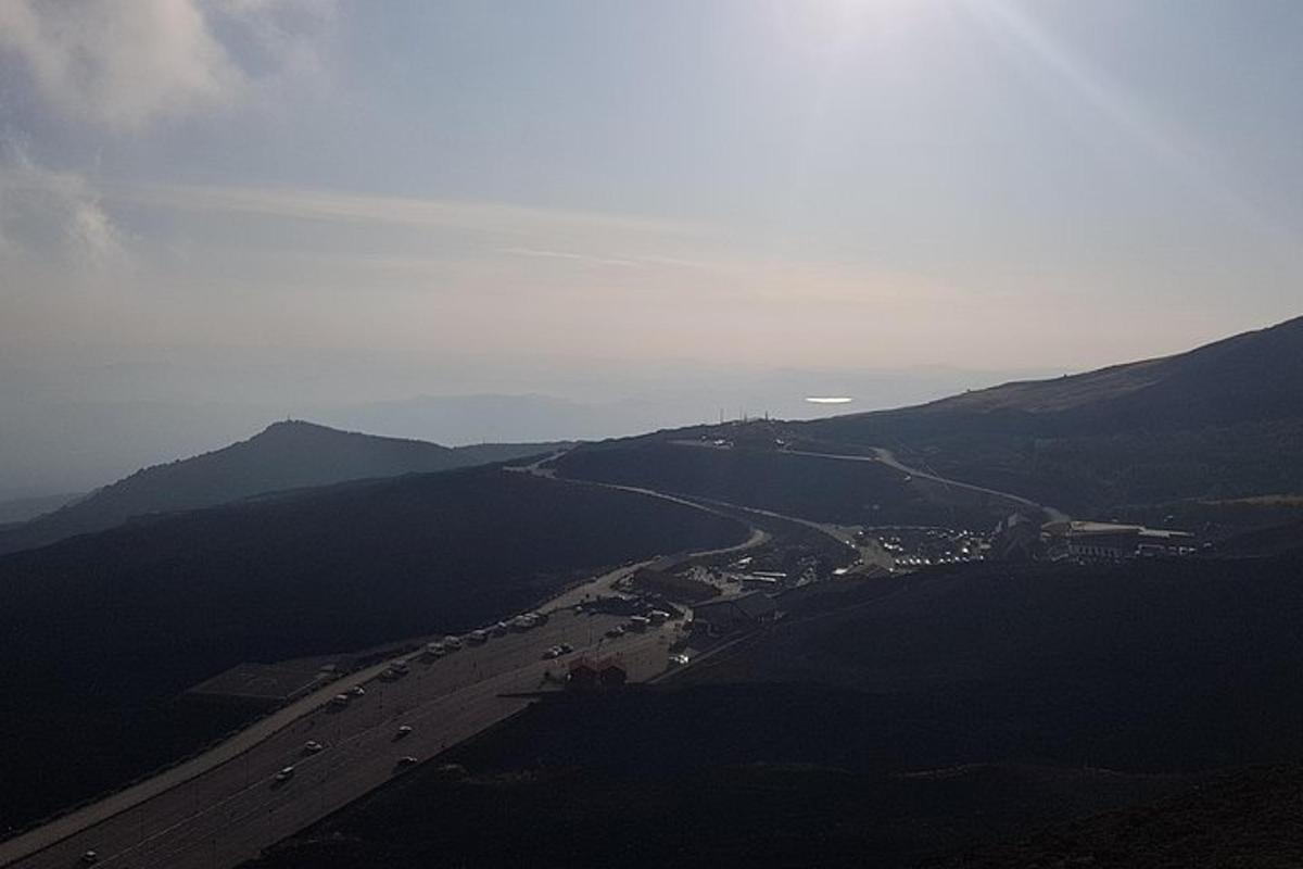 una vista aerea di una strada e di un fiume