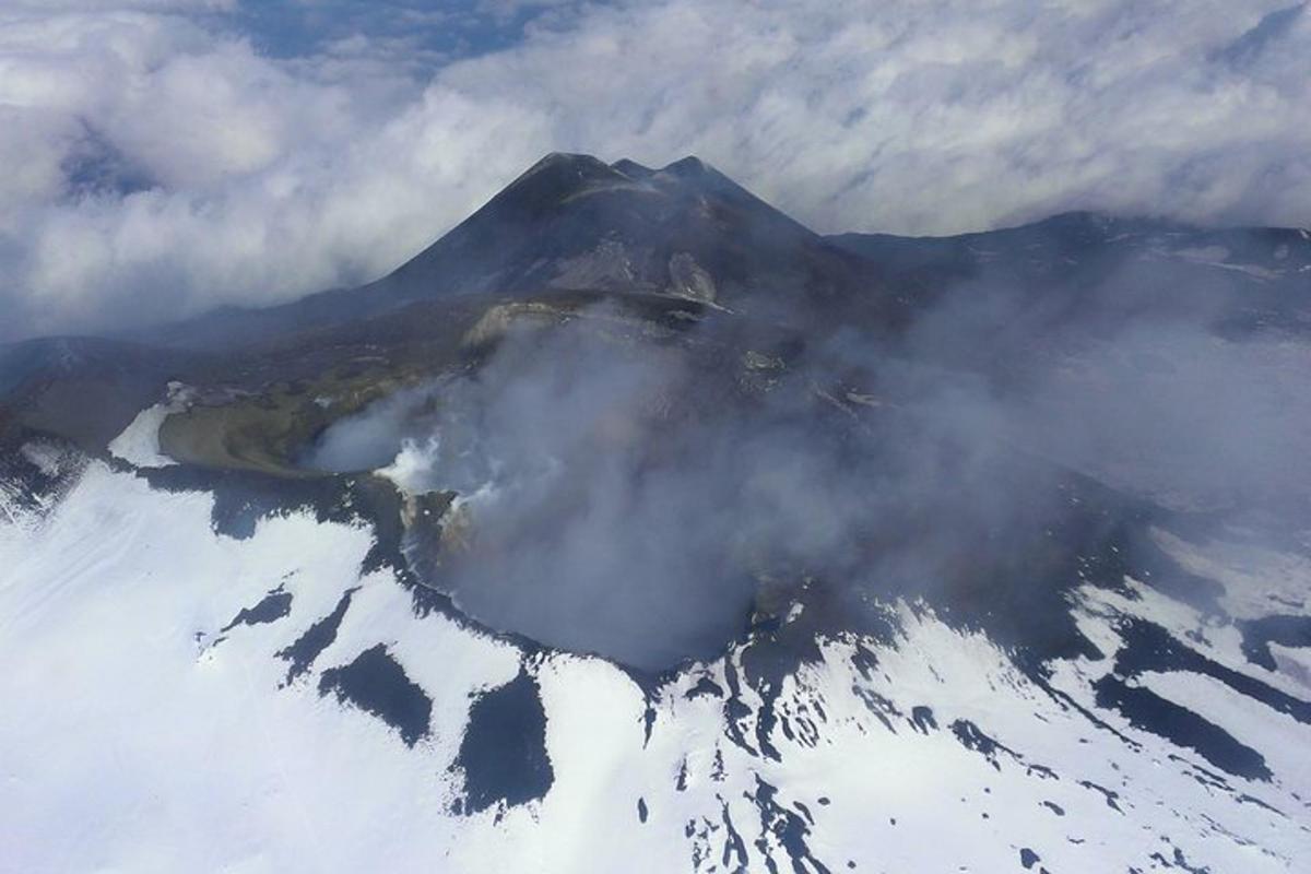 una vista aerea di una montagna coperta di neve