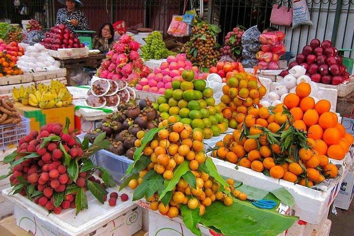 isang palengke na may maraming iba't ibang uri ng prutas at gulay