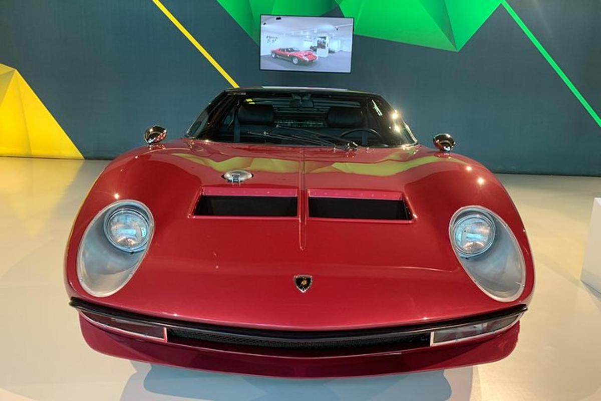 sebuah kereta merah dipamerkan di sebuah muzium