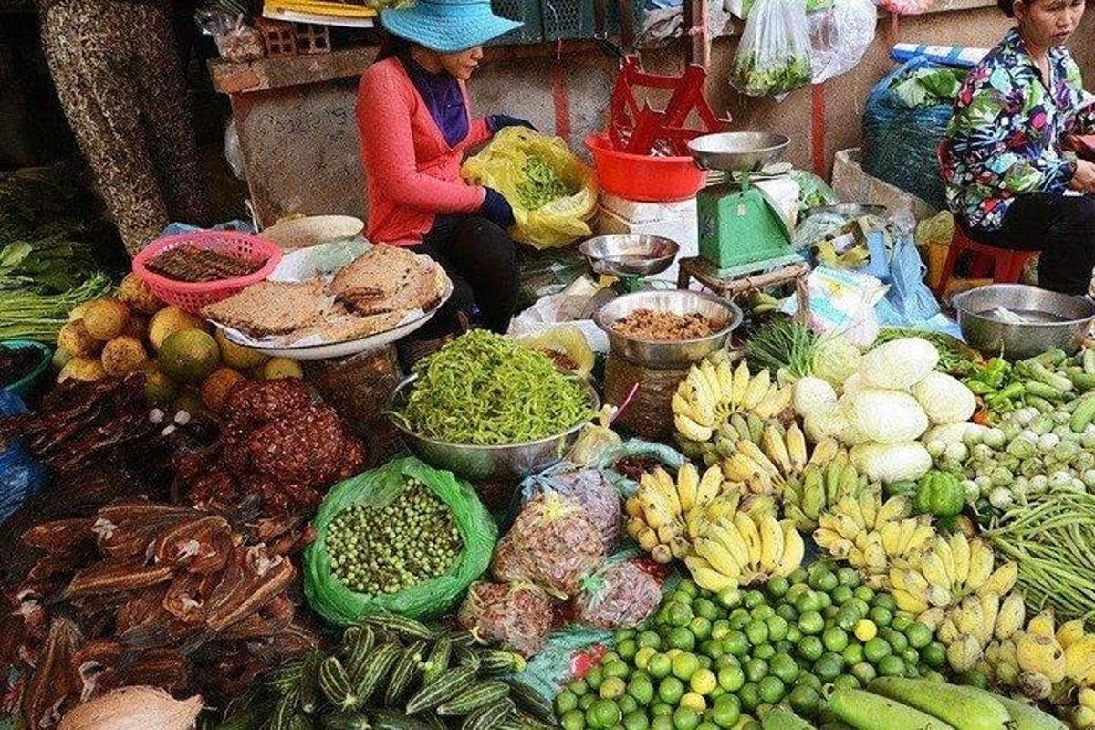 isang palengke na may isang bungkos ng mga prutas at gulay