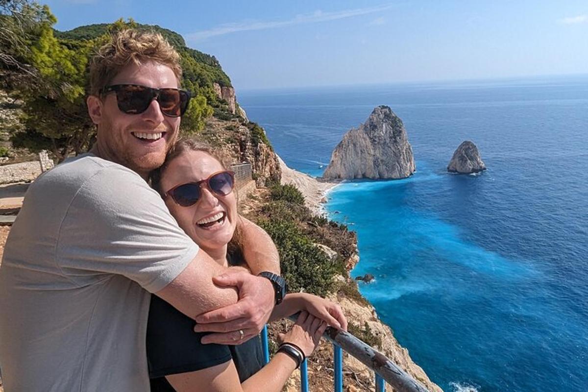 muž a žena stojící na římse s výhledem na oceán
