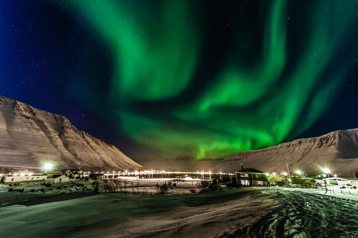 un'immagine dell'aurora che danza nel cielo