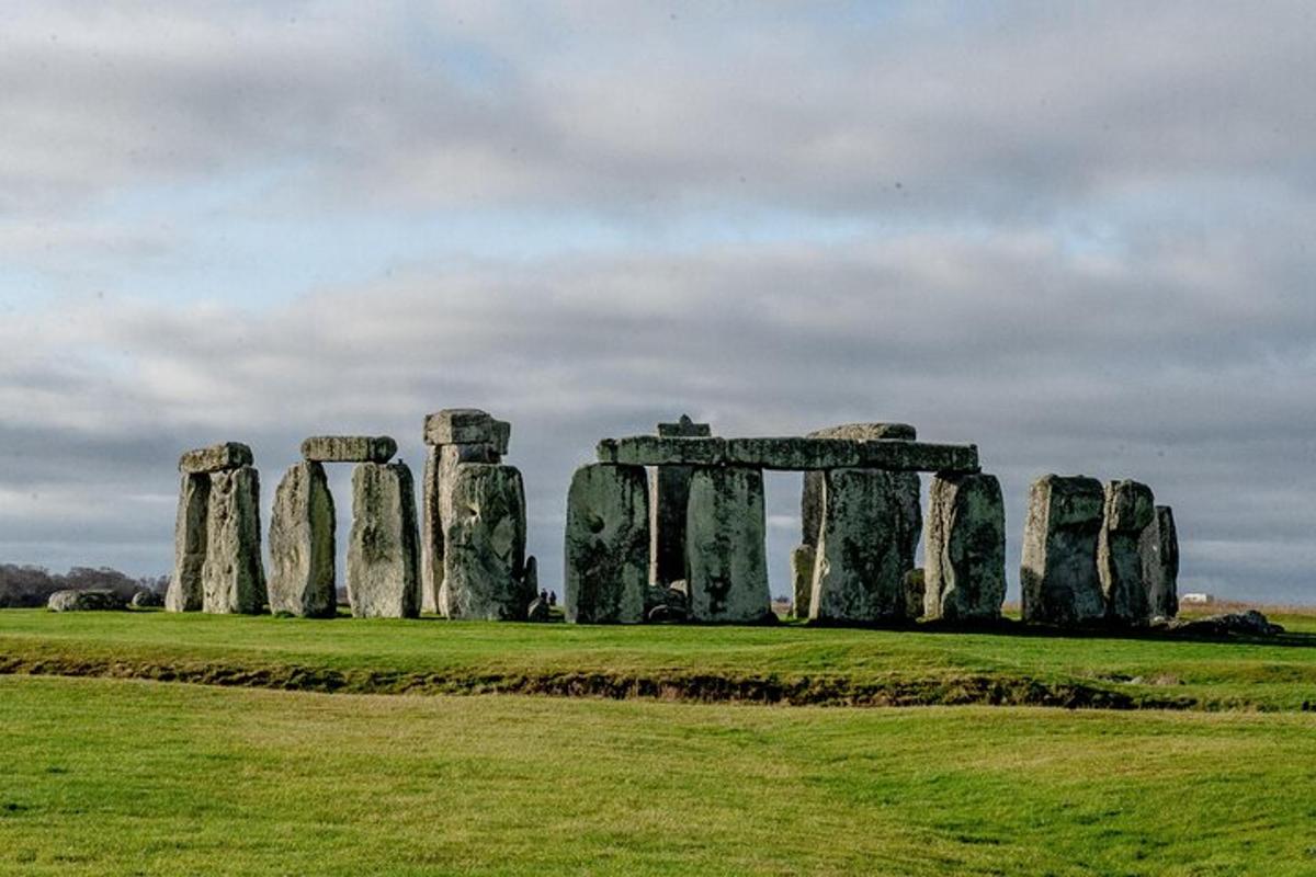 monumen stonehenge tua di lapangan berumput