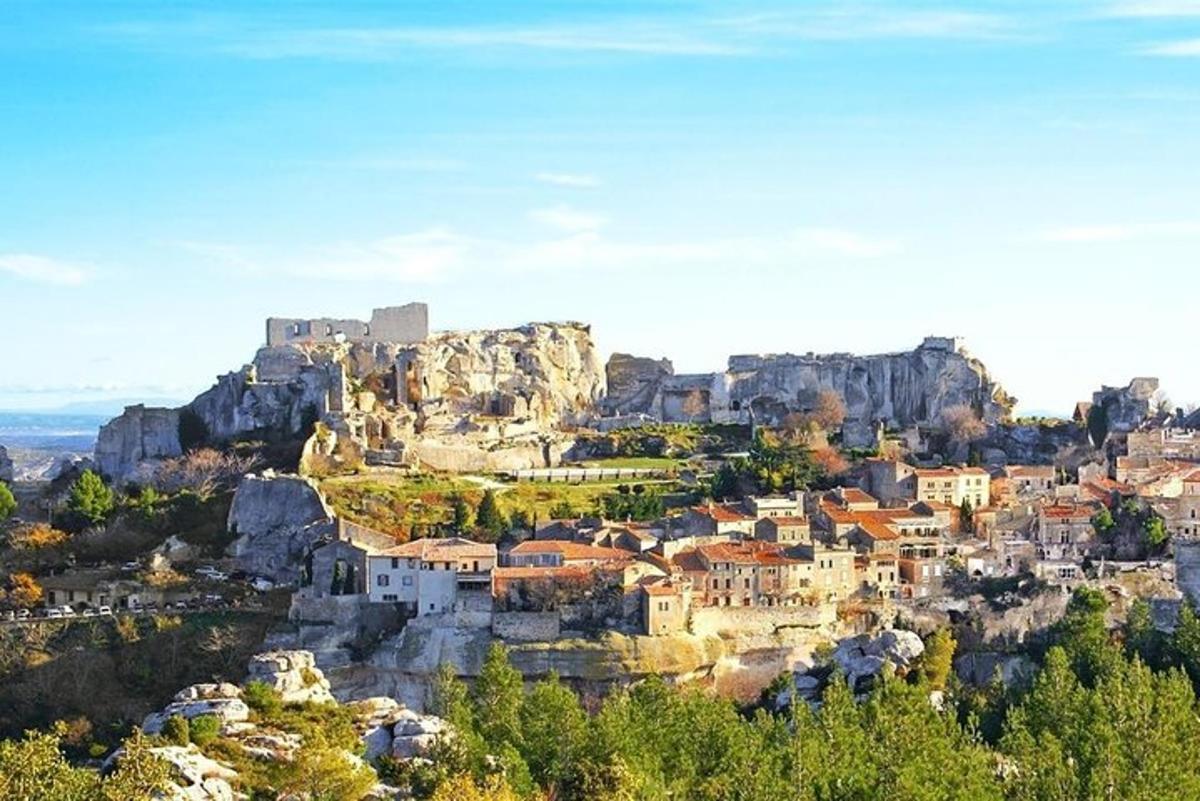 un villaggio su una collina con un castello su una montagna