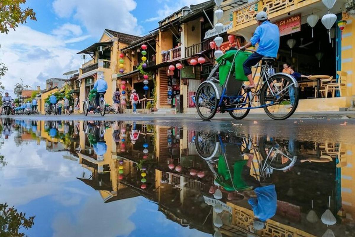 un gruppo di persone che vanno in bicicletta lungo una strada