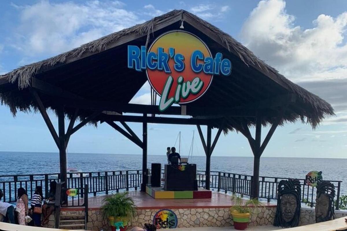 restoran s velikim suncobranom na plaži