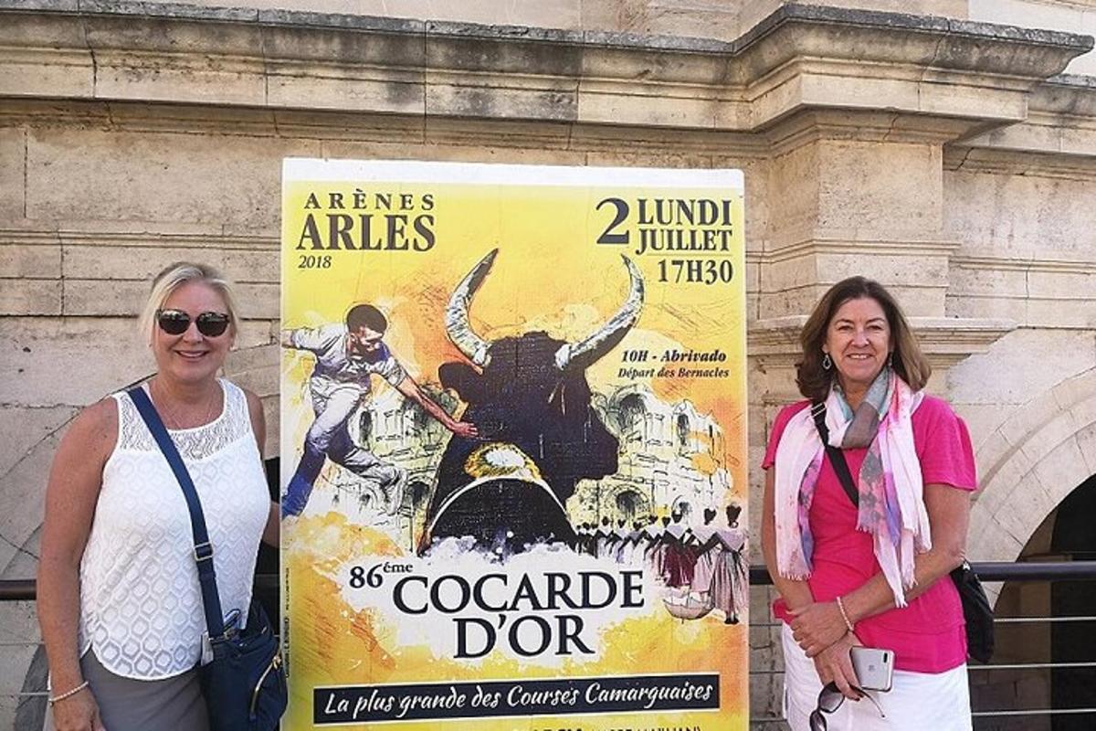 due donne in piedi davanti a un grande poster