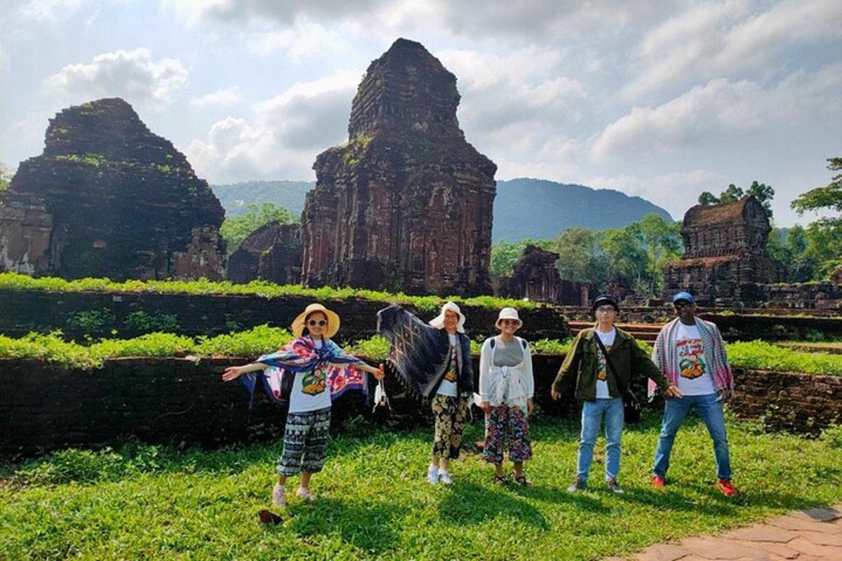 un gruppo di persone in piedi davanti a un tempio