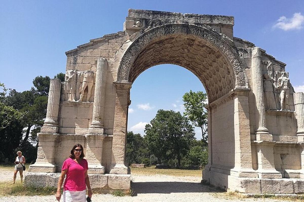 una donna in piedi davanti a un arco