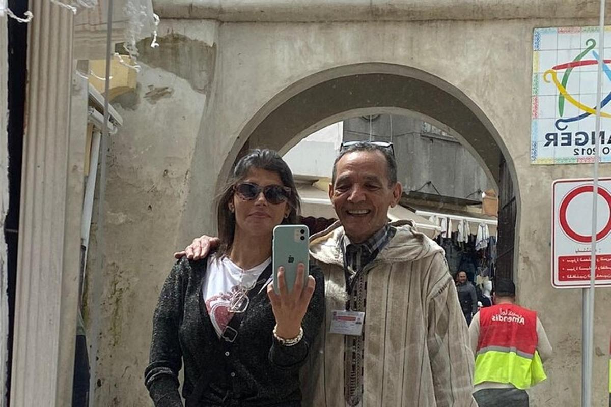 Un hombre y una mujer tomándose una foto con un teléfono celular.