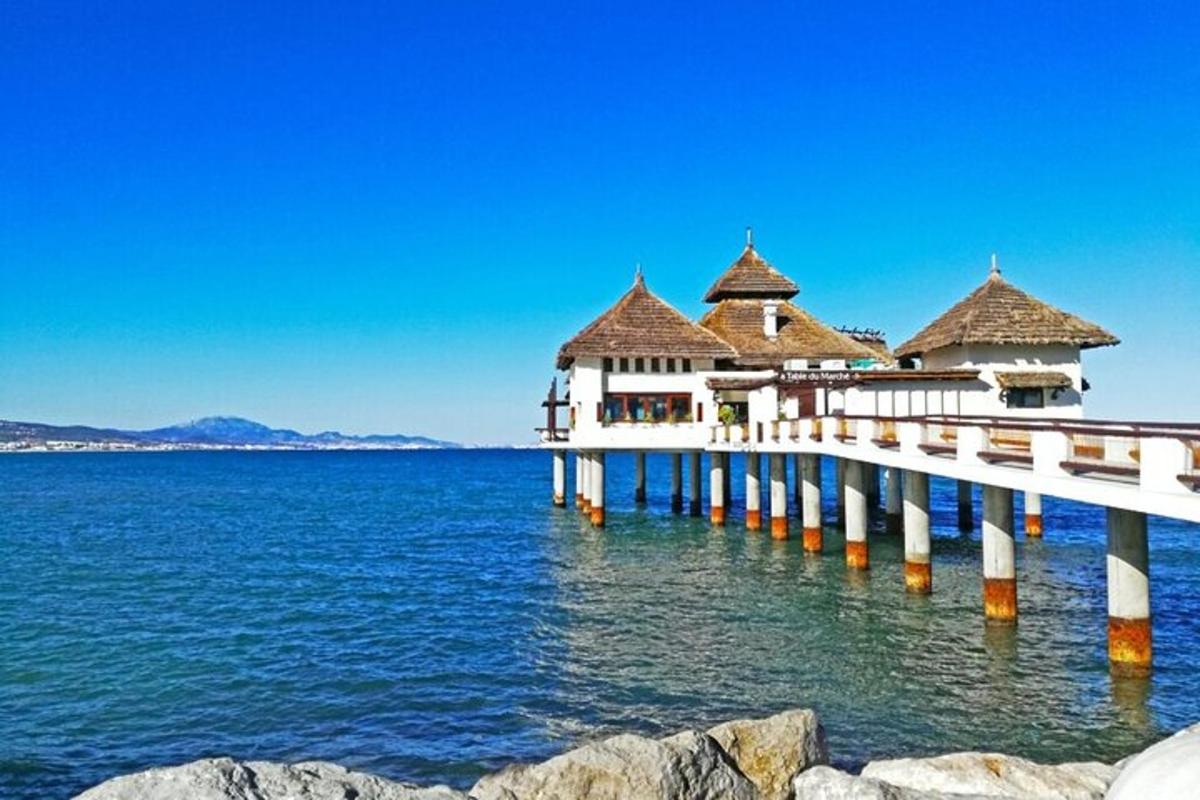 un resort sobre el agua con un muelle
