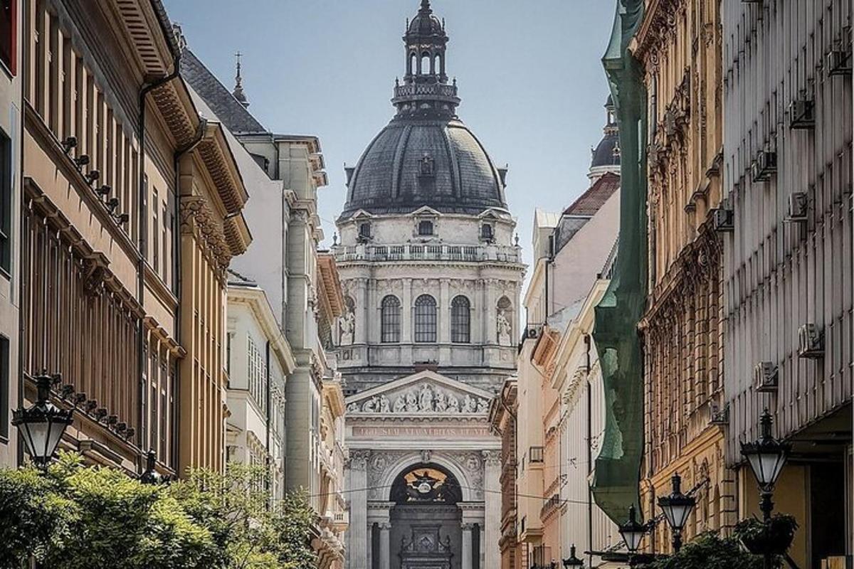 budova s hodinovou věží uprostřed ulice