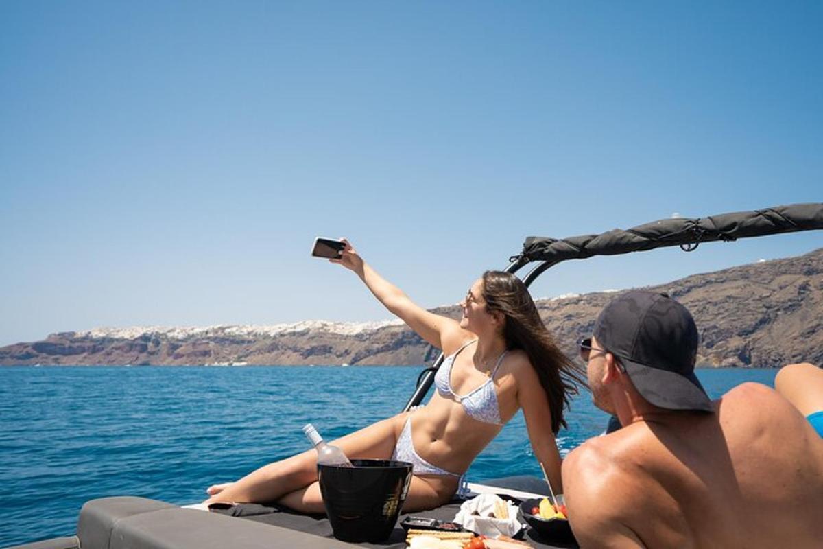 een man en een vrouw zitten op een boot in het water