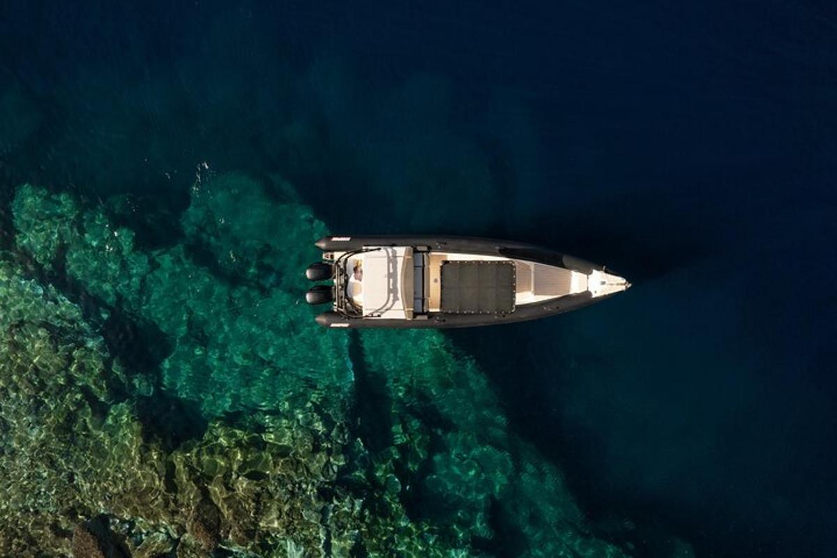 een luchtfoto van een boot in het water