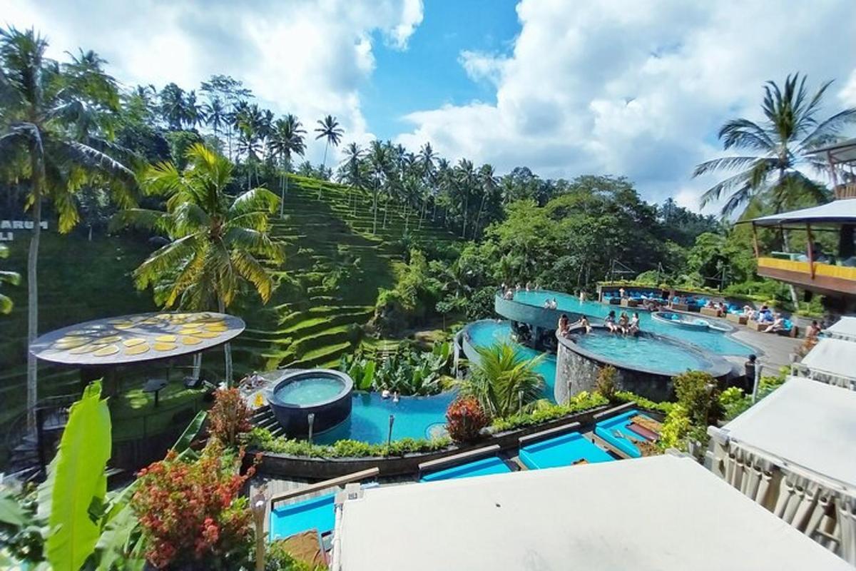 pemandangan atas kolam di resort