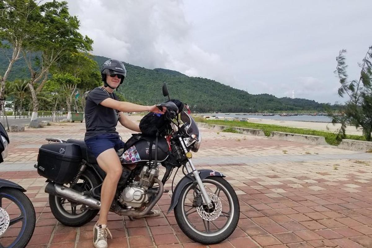 žmogus sėdi ant motociklo