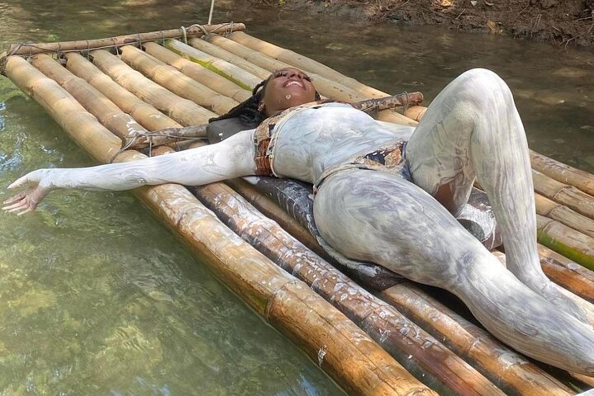 žena ležící na voru ve vodě