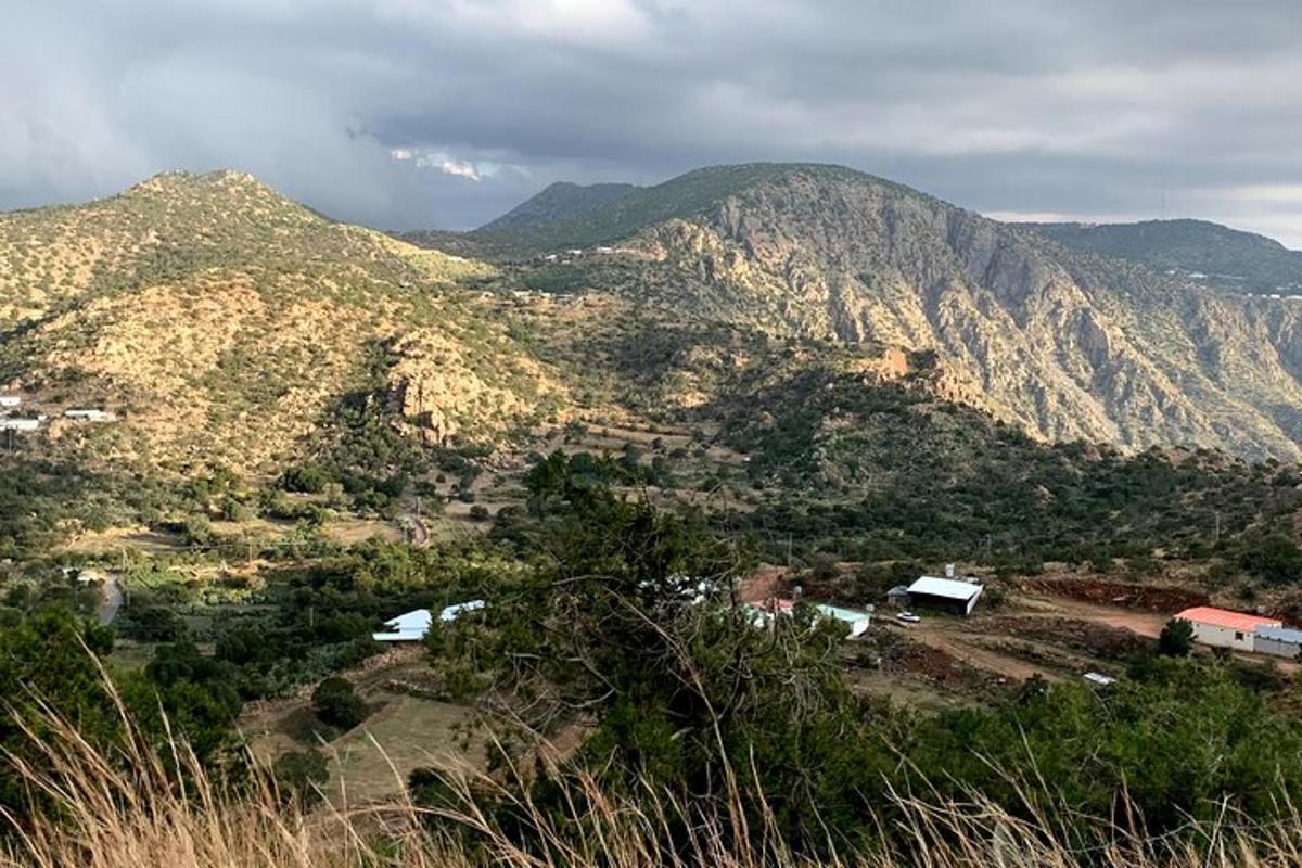 una vista di una montagna con una città e una valle