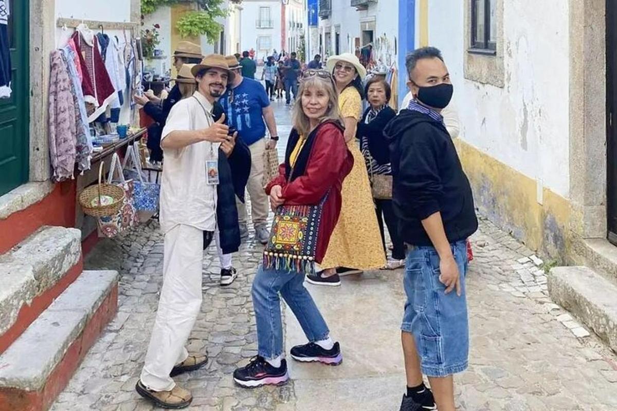 skupina lidí jdoucích po ulici