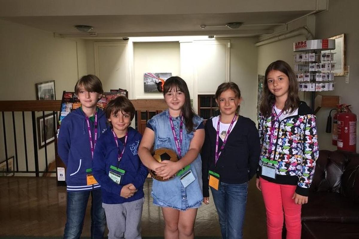 Un grupo de niños posa para una foto.