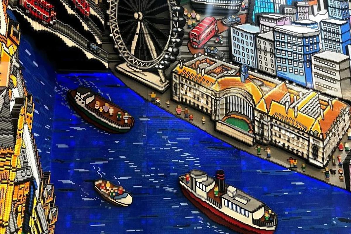 Un modelo de Lego de una ciudad con barcos en el agua.
