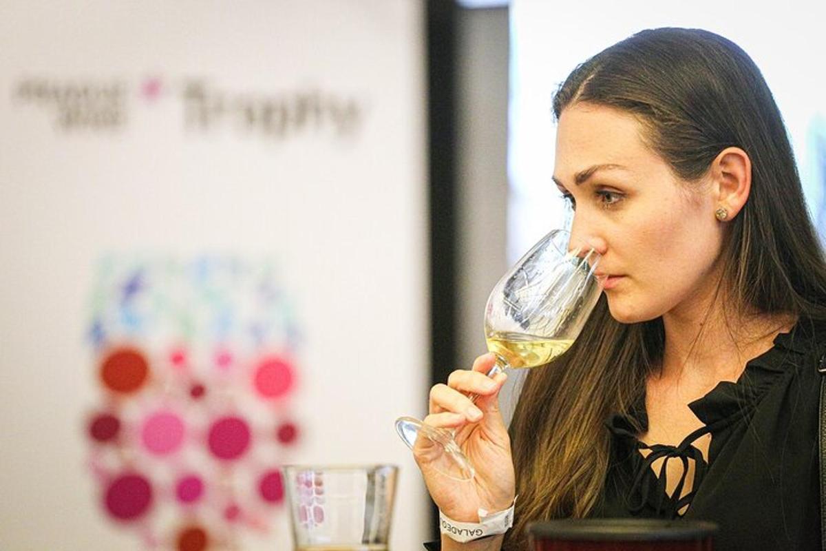 žena pije sklenici bílého vína