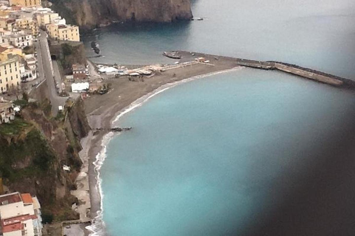 una vista aèria d'una platja i l'oceà