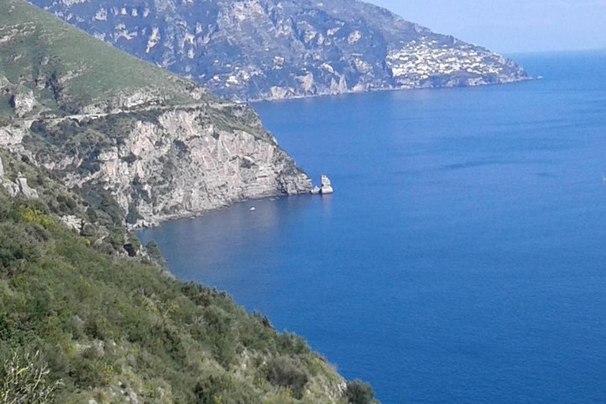 una vista d'una gran massa d'aigua amb muntanyes
