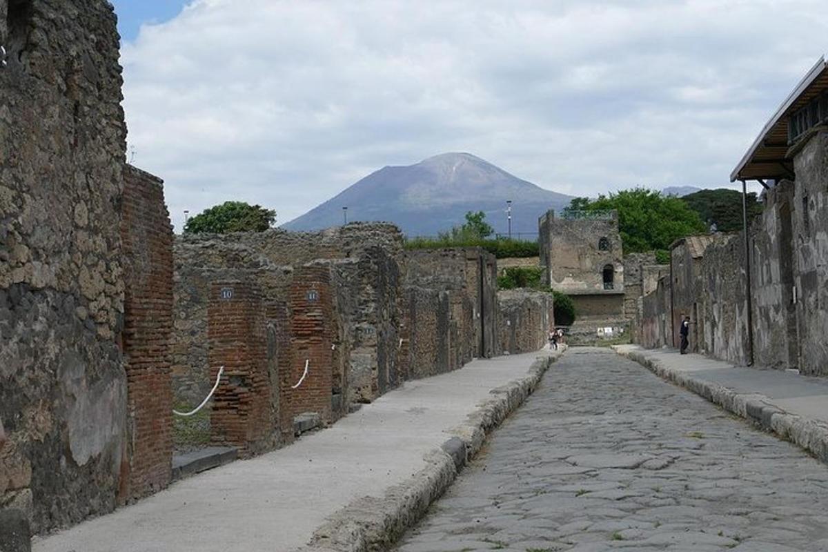 lorong batu dengan latar belakang gunung