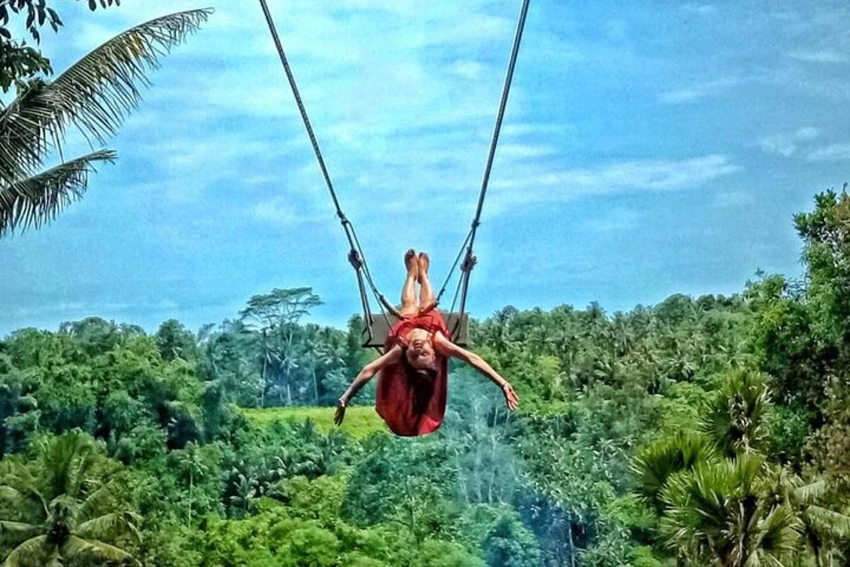una dona en un gronxador a la selva