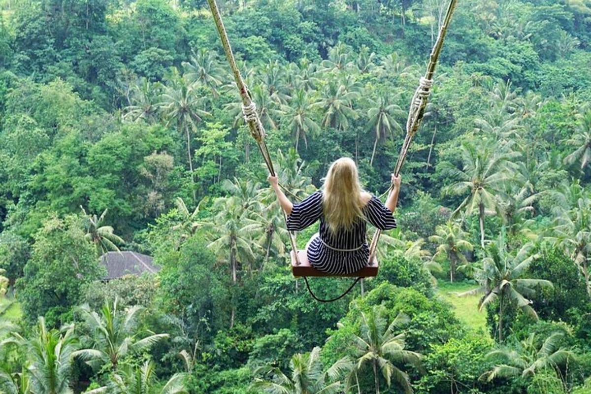 una dona asseguda en un gronxador a la selva