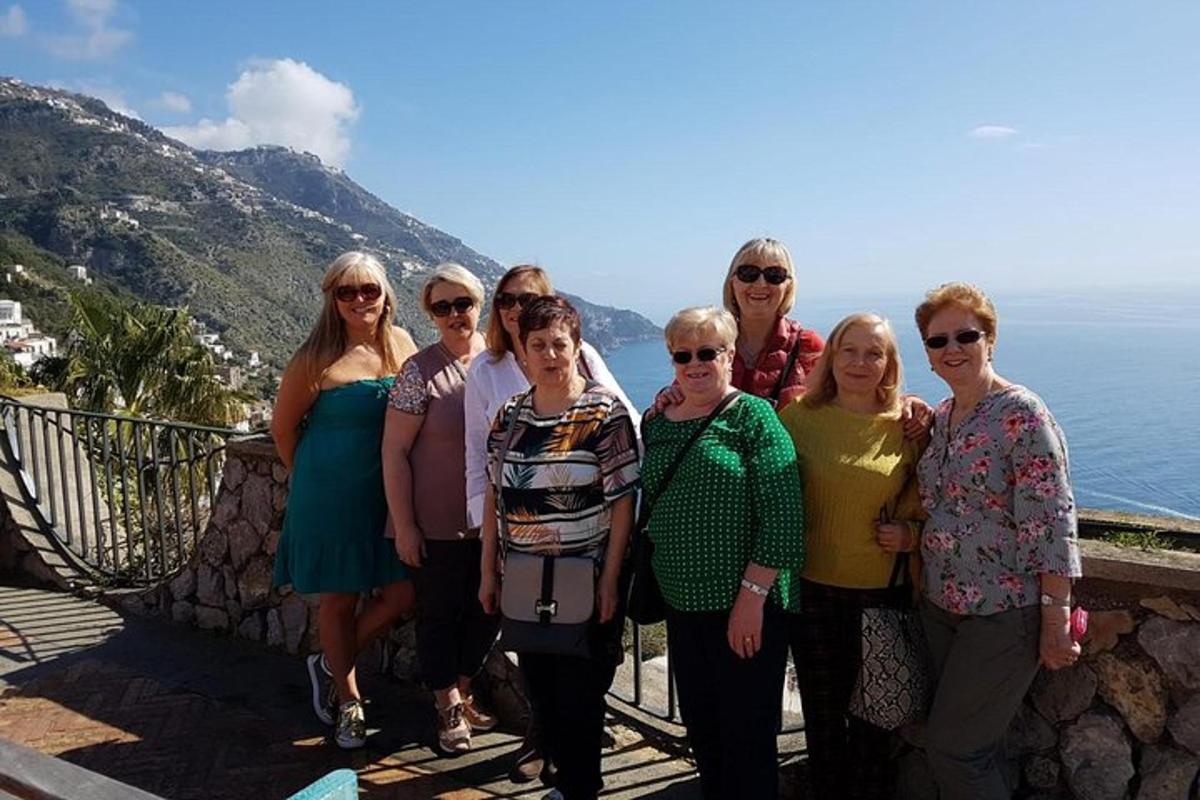 un grup de dones posant per a una foto amb l'oceà