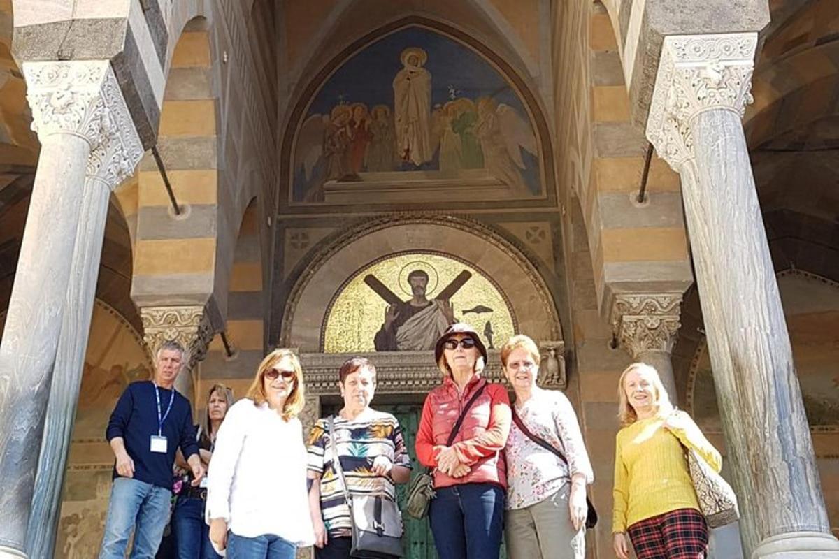 grupp inimesi, kes seisavad hoone ees