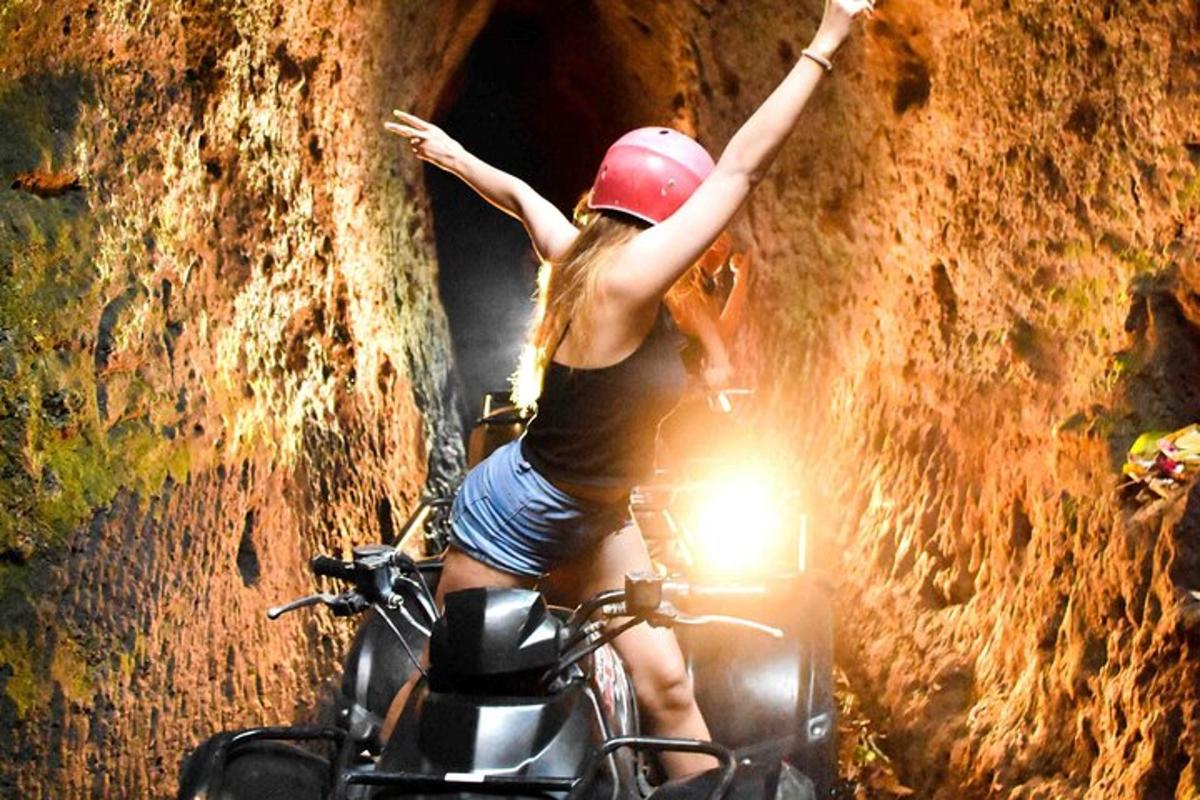 žena jedoucí na kole v jeskyni