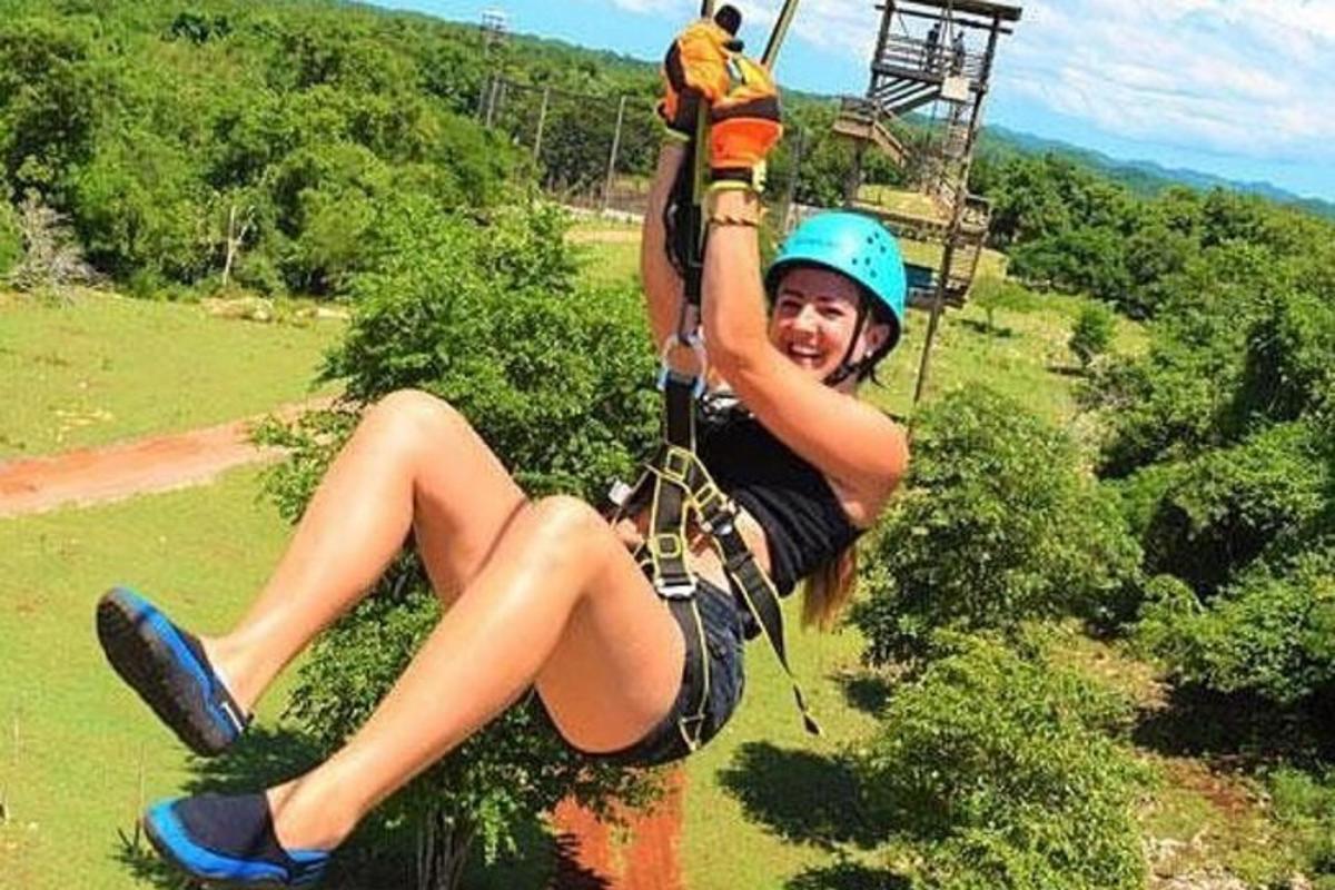 ženska sedi na ziplineu