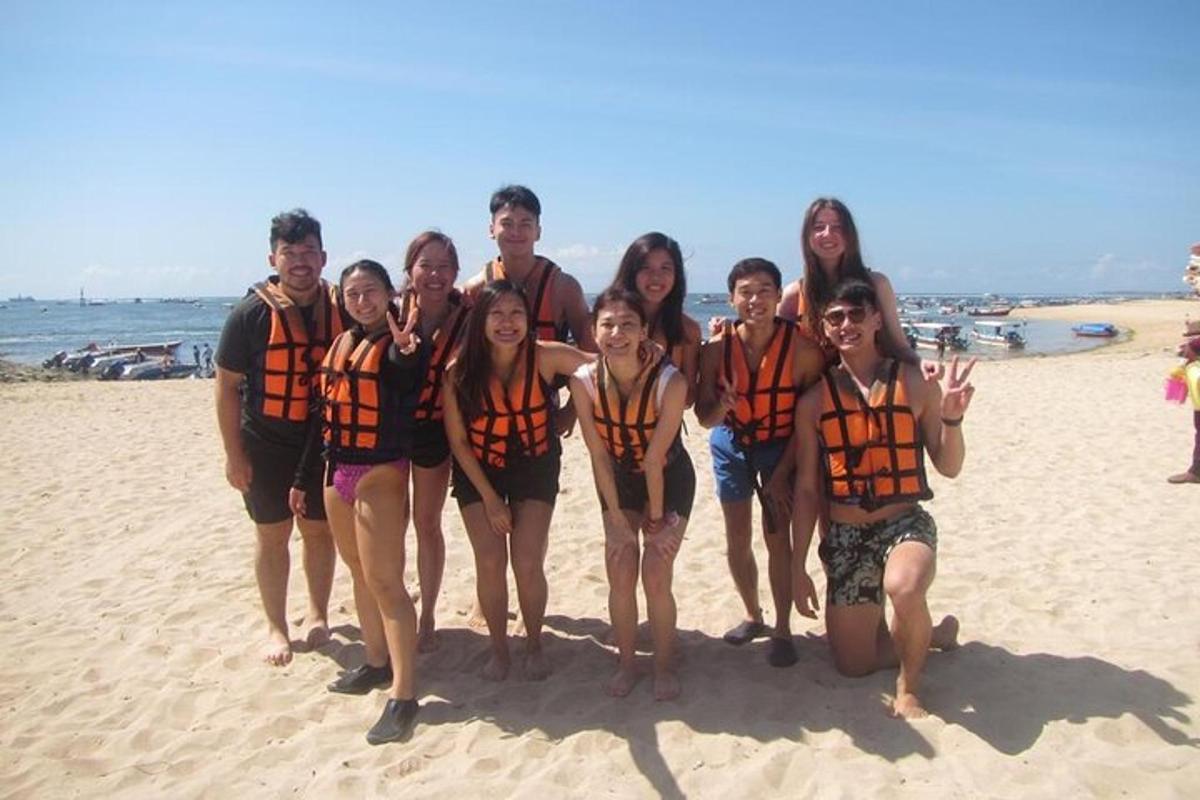 un gruppo di persone che indossano giubbotti di salvataggio sulla spiaggia