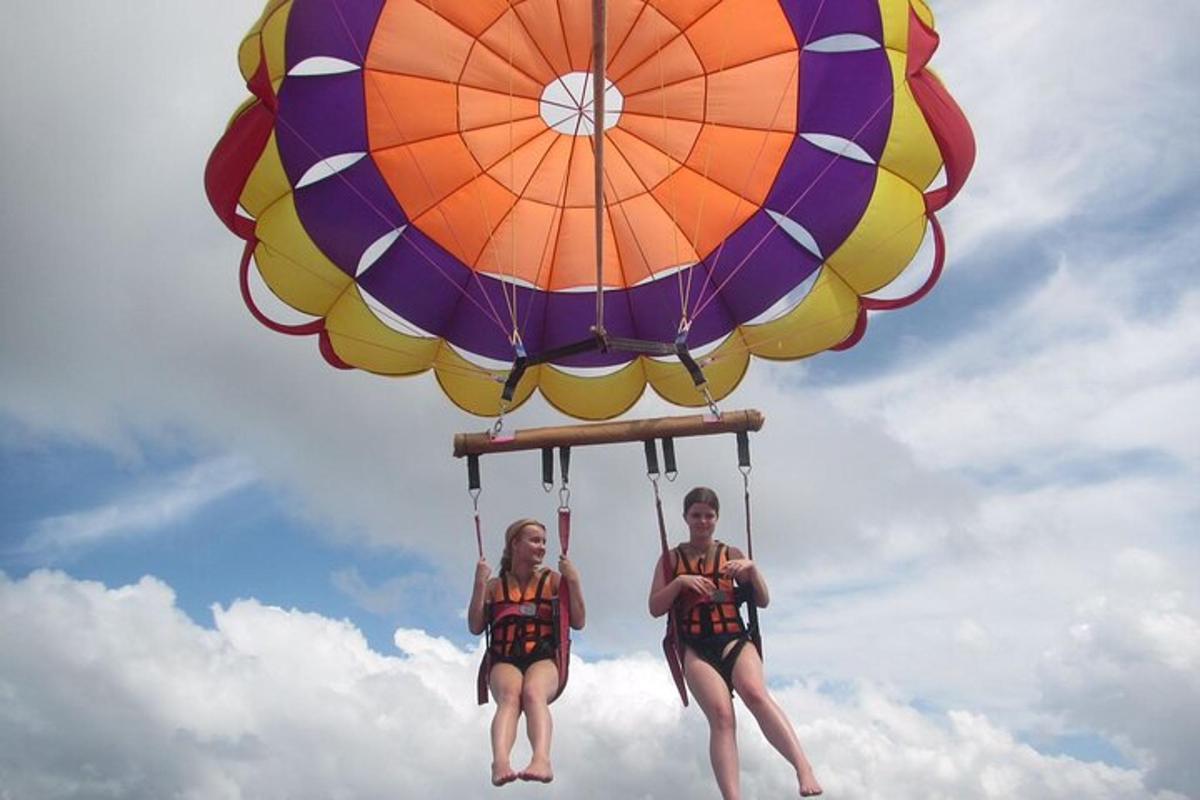 due persone stanno viaggiando su una mongolfiera