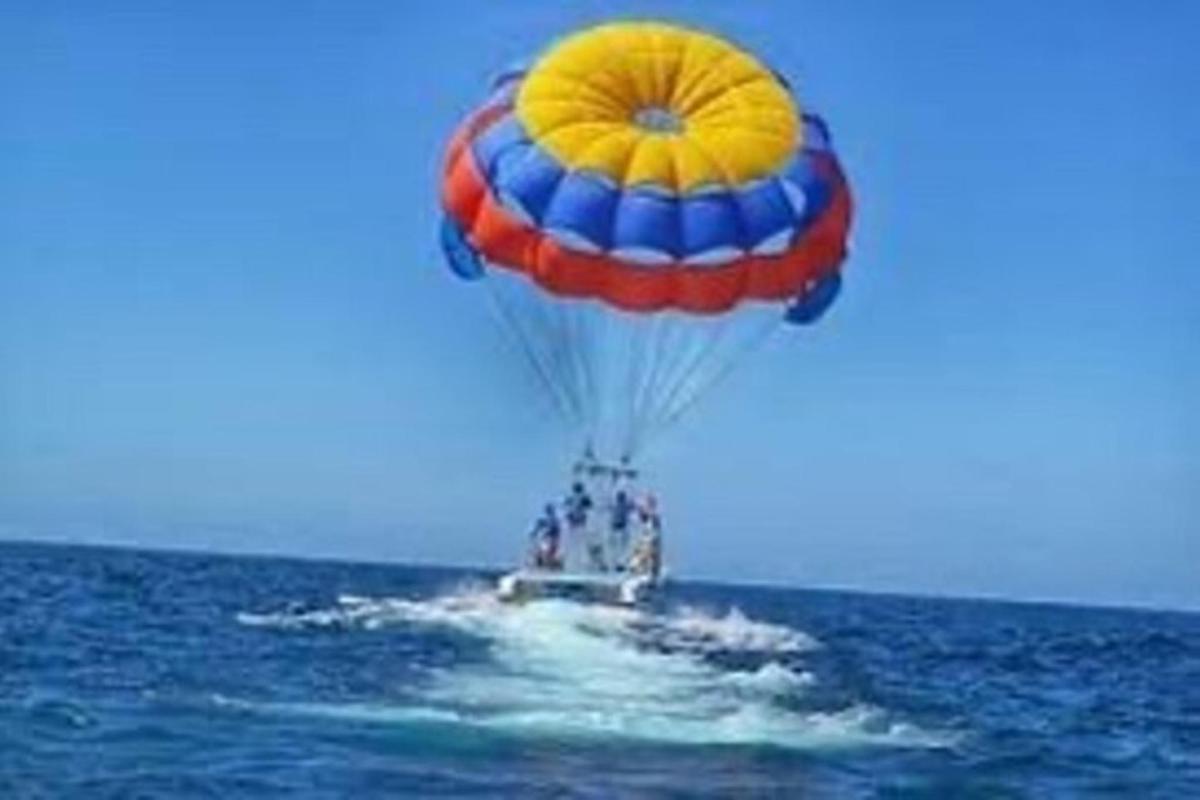 un gruppo di persone con un paracadute in acqua