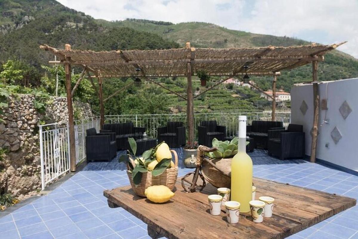 un tavolo con una bottiglia di vino su un patio