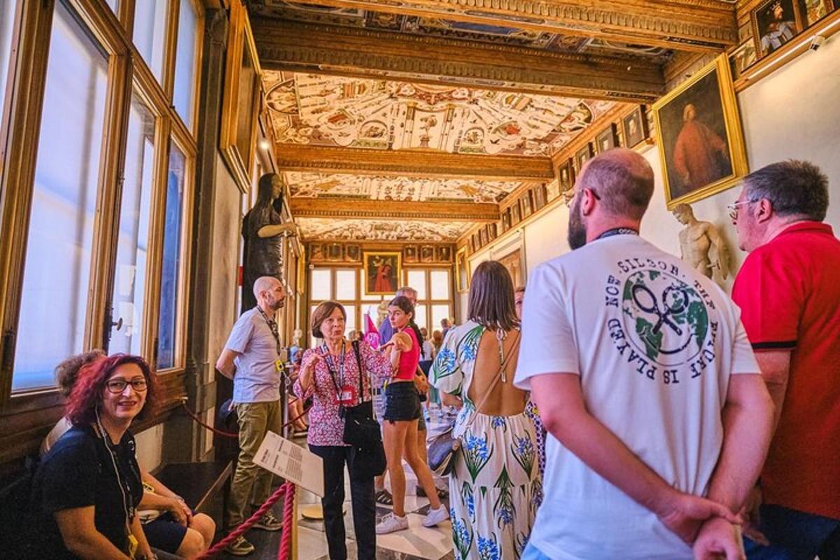 un grup de oameni care stau într-o cameră