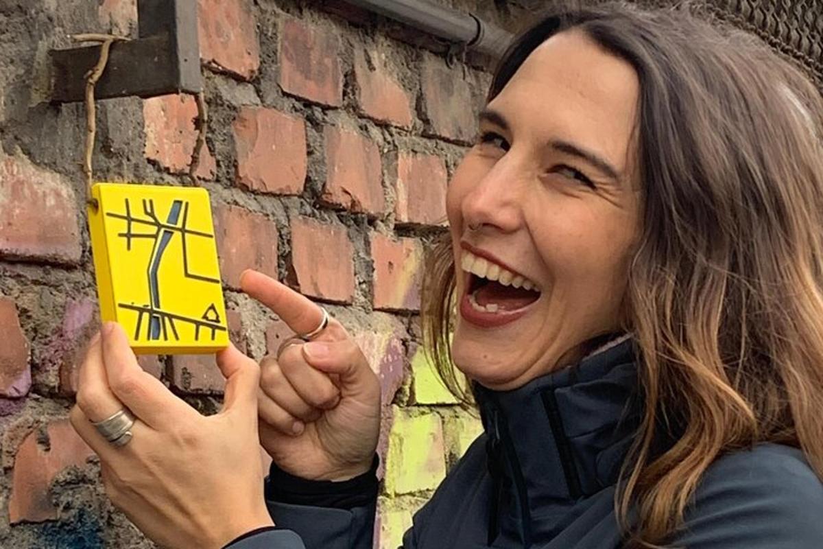 una donna tiene in mano un pezzo di carta