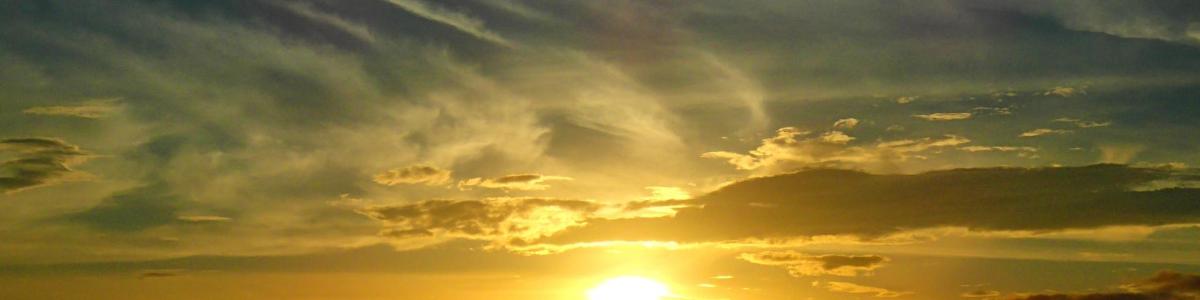 真ん中に太陽がある曇り空